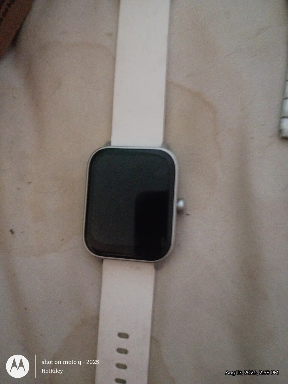 White Smartwatch with Silicone Band - Touchscreen Fitness Wearable